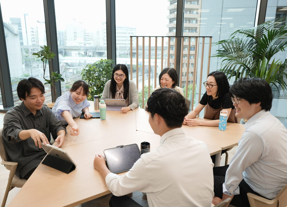 テーブルを囲んで語り合う座談会の様子