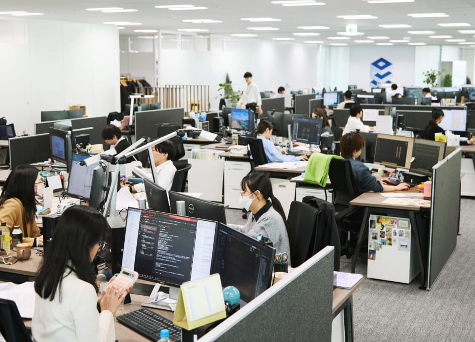 社員が業務にあたる新オフィスの執務エリア